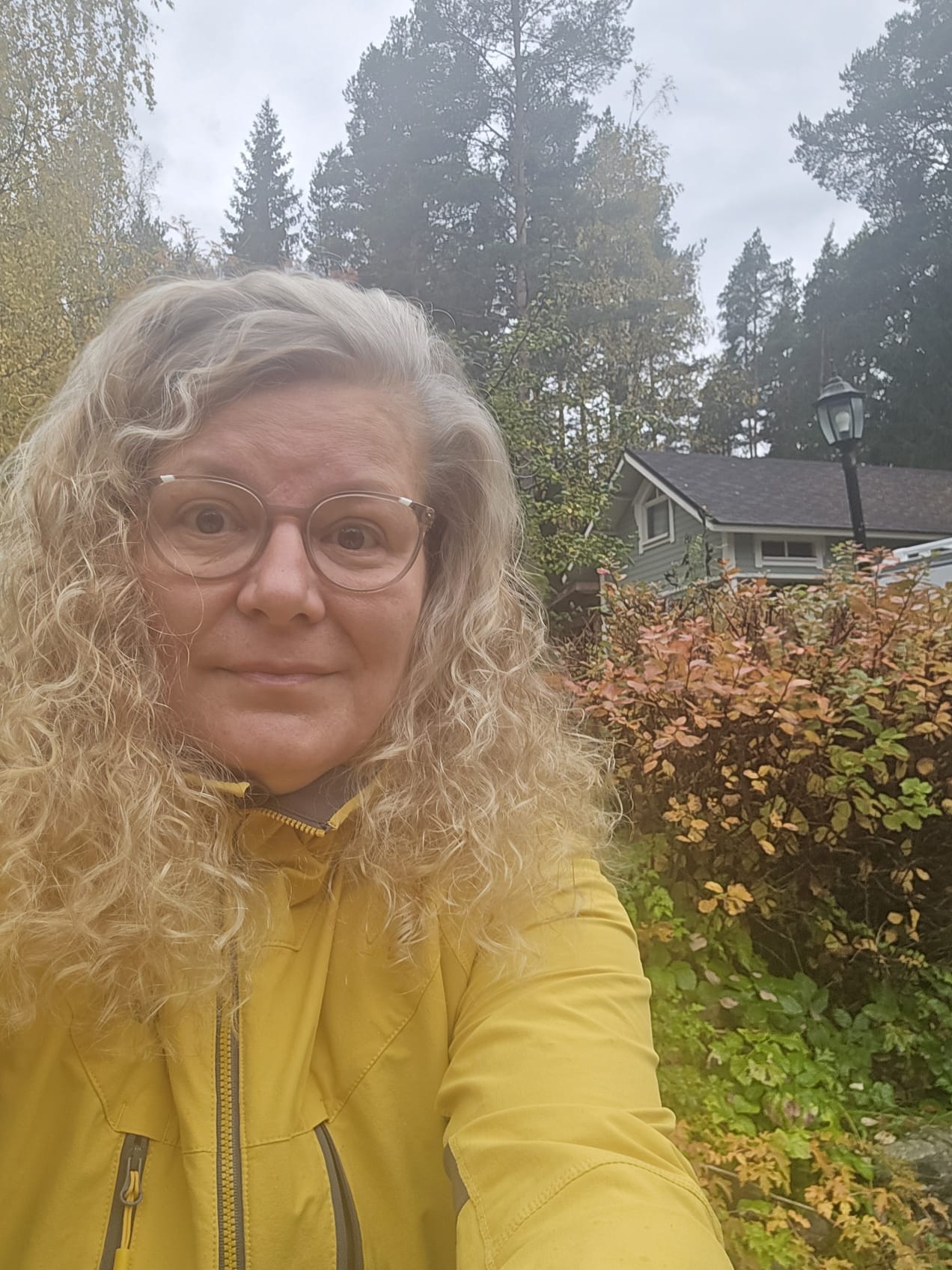Satu Vanhatalo ulkoillen syksyisessä maisemassa